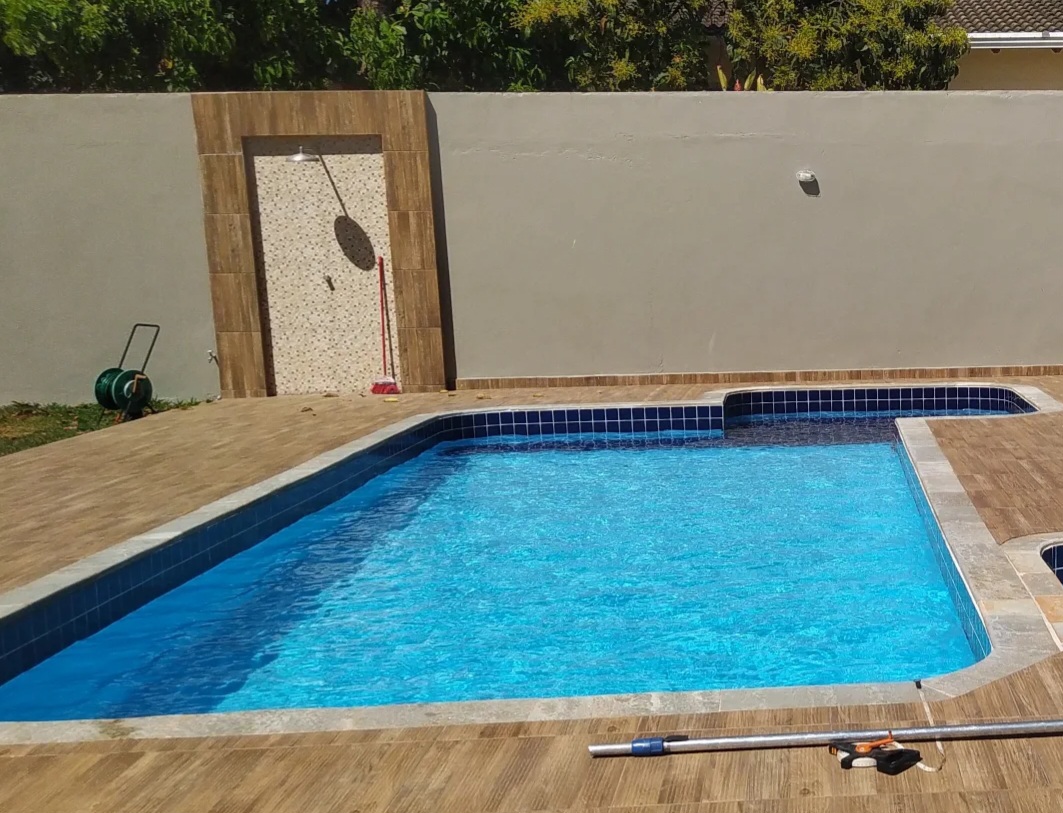 Piscina bem cuidada pela Aquilimpo