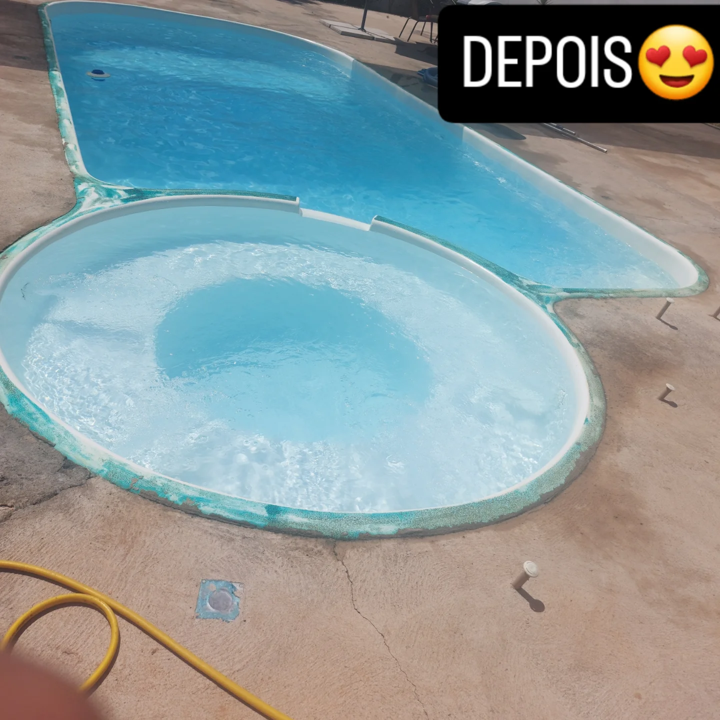 Piscina com água cristalina mantida pela Aquilimpo